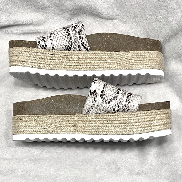 Dirty Laundry size 6 wedge slip on snake print wedge sandal 💕 NWOT - Picture 3 of 5